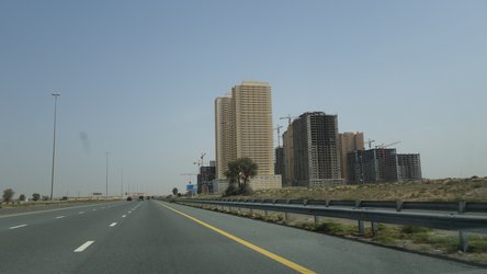 Asi takhle nějak to vypadá v každém emirátu - shluk výškových budov u dálnice uprostřed pouště :-)