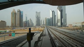Metro od severu na jih je nekonečné a spojuje několik mrakodrapových center Dubaje.