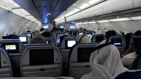 Let Dubaj-Kuwait .. samý arabáš a zakuklená ženská. Ikdyž `ženská` ... kdo ví kdo je pod těmi černými hadry s průzorem pro oči :-)