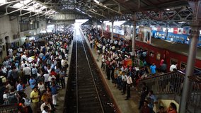 Nádraží Colombo v páteční dopravní špičce. Chaos v kterém mi ( jednonohému hopsalínovi ) ujíždějí dva vlaky na poslední chvíli odjíždějící z jiné koleje než měly.