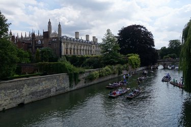 Cambridge - studentíci vozíci na lodičkách turisty po řece Cam. Jeden velký chaos :-)