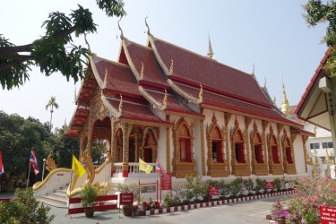 Jeden z chrámů v Chiang Mai (Wat Dok Euang)