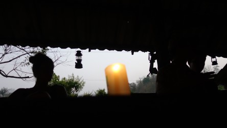 Večerní pokec u svíčky - elektřina ve vesnici samozřejmě nebyla :-)