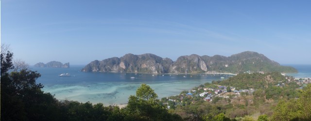 Ostrovy Phi Phi z vyhlídky na Phi Phi Don. V levo můžete vidět Phi Phi Leh, kde jsme byli včera na výletě.