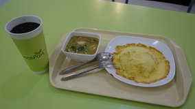 Oběd v nákupním středisku ... pod vaječnou plackou je schovaný kopeček rýže :-)