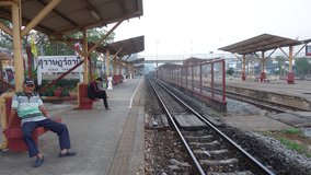 Brzké ráno po vystoupení z lůžkového vlaku na nádraží v Surat Thani.