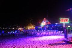 Jedna z mnoha plážových diskoték - všude samá blikající světla a ohně.
