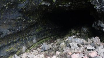 Behem 1,5 km je jeskyně na čtyřech místech zborcená a můžete zahlédnout dennní světlo.