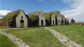 Domky s rašelinovou střechou ve skanzenu Byggdasafn Skagfirdinga