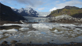Jeden ze splazů ledovce Vatnajokull. Už jsem se zmínil, že je to největší evropský ledovec? :-)