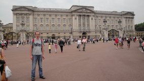 A po setkání s Dalimem na Trafalgar squeare procházka kolem paláce...