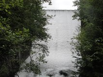 Voda přetékající přes hráz přehrady
