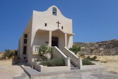 Kostelík Svaté Anny hned vedle Azurového Okna.