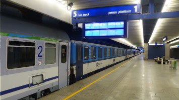 Podzemní nádraží ve Varšavě.