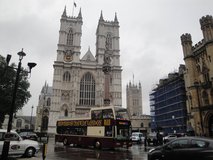 Westminster Abbey zepředu ale pořád za deště