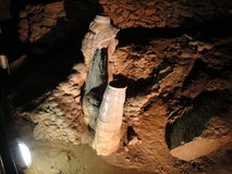 Ploché vrcholky těchto stalagmitů vznikají přirozeně, když voda skapává z velké výšky ... v tomto případě několika desítek metrů.