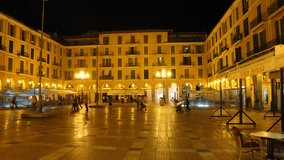 Centrální náměstí pojmenované jako asi v každém větším Španělském městě Plaza Mayor