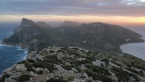 Ráno jsem si přivstal, ještě za tmy ráno před šestou vyjel z farmy a východu slunce si vychutnál ze strážné věže Talaia de Albercutx u vjezdu na poloostrov Formentor (na fotce)