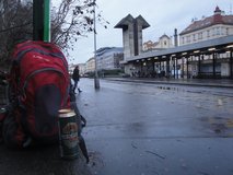 Mokré ráno na Smíchovském nádraží - né, že by pršelo, ale ta plechovka mi praskla v batohu a skoro celý pivní obsah vytekl a nasál do oblečení, které jsem si tam v přetopeném autobuse svlékl - prostě skvělé ráno :-)