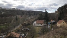Výhled ze stejného místa jako u předešlého obrázku, ale zpátky do Prokopského údolí.