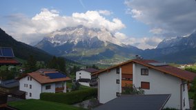 A to už jsme ubytováni v rakouském Lermoosu a koukáme se z balkónu na Zugspitze.
