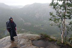 Tsn ped Preikestolen zan lt a chije celou dobu na vrcholku i po cest zptky.