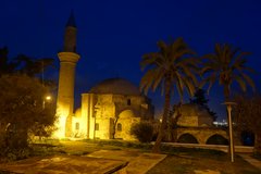 Mešita Hala Sultan Tekke na břehu slaného jezera v Larnace.