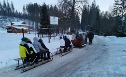 P�i p�evl�k�n� u Fokiho kolem jezd� turisti ta�en� ko�mi. Obl�ben� to polsk� kratochv�le skoro v ka�d�m �dol�.
